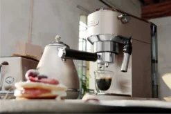 De'Longhi Delonghi Kaffeemaschine Dedica Metallics EC785.BG Pumpendruck 15 Bar, Eingebauter Milchaufschäumer, Manuell, 1300 W, Beige -Kaffeegetränkeladen 66c0e6372ccda500fe74d5d63a914cd8