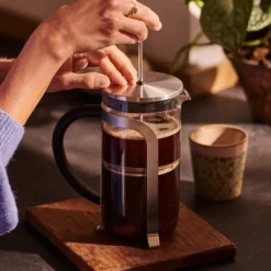 Tchibo Siebstempelkanne, French Press, Edelstahlsieb, Borosilikatglas, 800ml, Silber 9 Tchibo Siebstempelkanne, French Press, Edelstahlsieb, Borosilikatglas, 800ml, Silber -Kaffeegetränkeladen bda14e708347ebb3c6c5f6a8a40d6c35