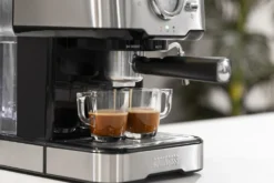 Princess 2 Tassen Espresso- & Kapselmaschine Mit Milchaufschäumer -Kaffeegetränkeladen c054d3eda0305ef4225595e2cbb50eeb